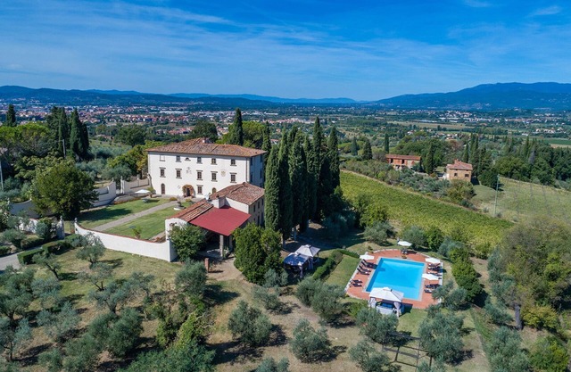 Villalta 18+2, Emma Villas