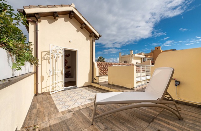 'Villalù - Appartamento Papavero' with Private Terrace, Wi-Fi and Air Conditioning
