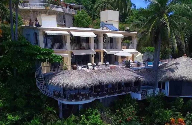 Schöne Luxus-Villa mit privatem Strand mit Blick auf den Pazifik