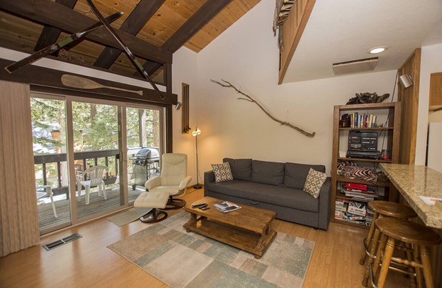 Komfortabel und gemütlich 3br, 2BA ETW mit HOA Ausstattung, 1. 5 Meilen von Tahoe City!