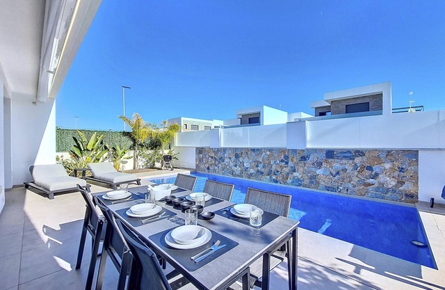 Villa mit privatem Pool und Terrasse, WLAN und Grill