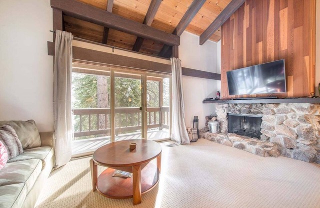 Neue Auflistung! Tolle Lage, nur wenige Minuten von Ski, See und Tahoe City entfernt!