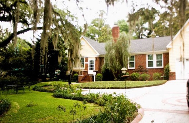 Villas @ Lake Ella Flat: 1br-1bth-desk