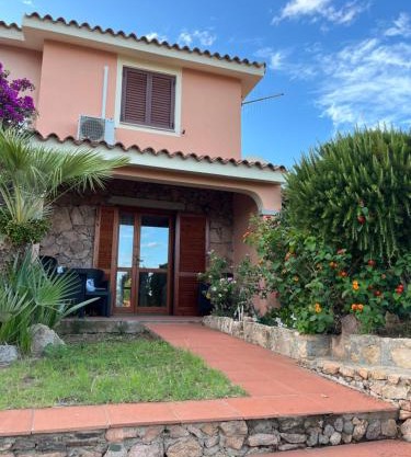 Villetta MP casa sviluppata su due piani con doppia veranda e parcheggio privato