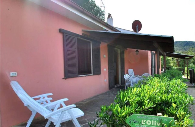 VILLETTA "THE OLIVE" close to the beach, nice private garden, air conditioning