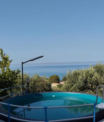 Villetta vista mare con piscina, giardino e parcheggio privato