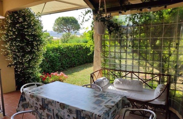 Villino del Sorriso-Three-room apartment near the sea and services, garden, parking space
