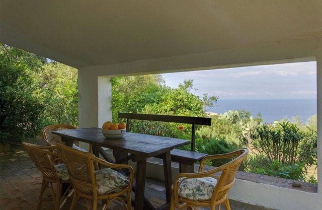Villino il Portico, with sea view and access to the beach
