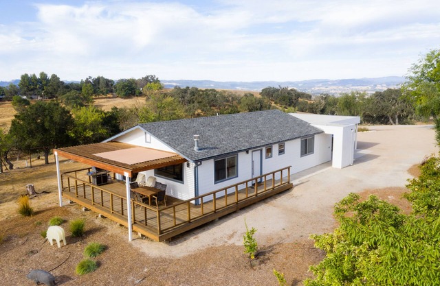 Vines & Views in der Nähe von Paso Robles. Neues Designerhaus. Kostenlose Weinprobe.