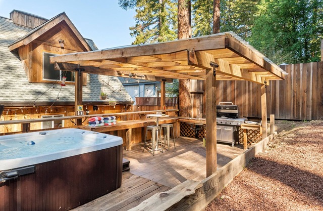 Vinewood Lodge - Amazing Vineyard Views, Spacious, Remodeled Home