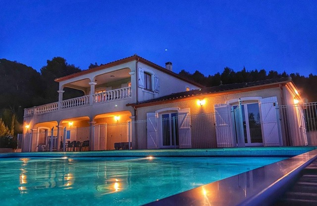 Luxuriöse Villa mit Whirlpool