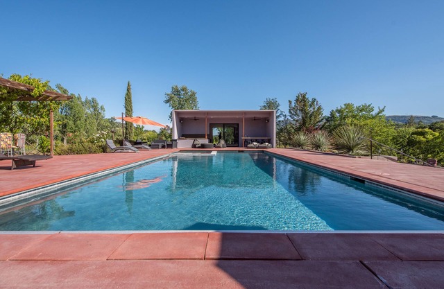 Vineyard Barndo- 4 beds, POOL, TENNIS COURT, POND, GIANT CHESS & CHICKENS.