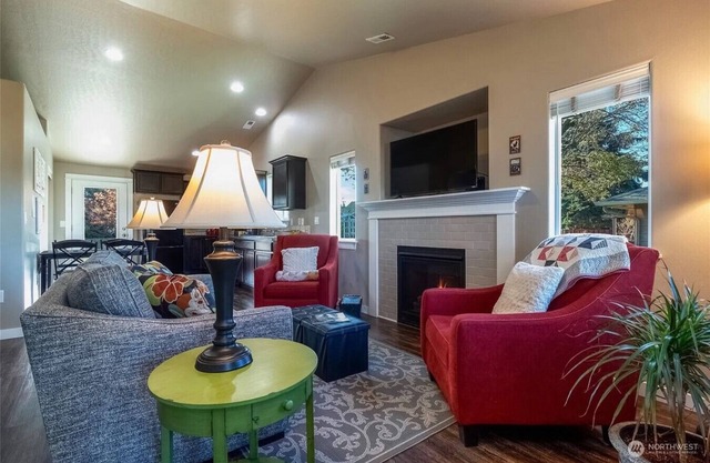 Vineyard Gypsy - kitchen, gas fireplace, hot tub, queen beds