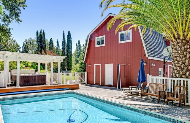 Vineyard Home w/ Private Pool, Hot Tub, Outdoor Kitchen, Free WiFi & Acreage!