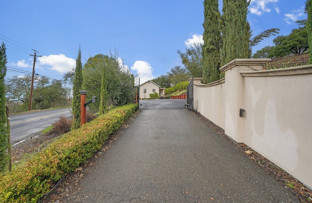 Vineyard Oasis: Luxury Home in the Heart of Sonoma.