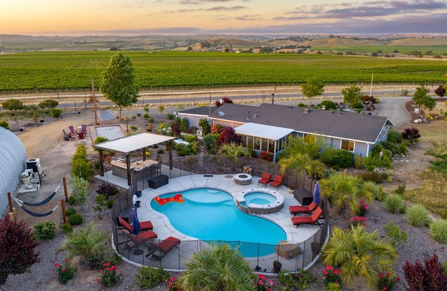 Vineyard Oasis: Pool & Views!