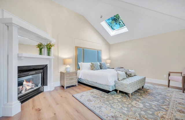 Vineyard suite with California king at downtown Napa B&B w/ pool and hot tub