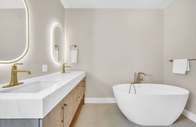 Vineyard Suite with soaking tub at downtown Napa B&B with pool and hot tub