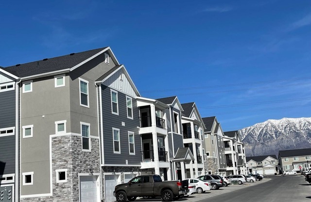 Vineyard UT - Lakeside condo, beautiful views and the perfect get away.
