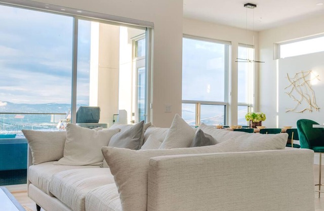 Vineyard viewpoint: 4 bedroom 2 bathroom modern home with panoramic views!