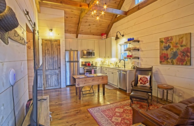 Vineyard Waterfall Cabin+Free Tasting on Turkey Creek