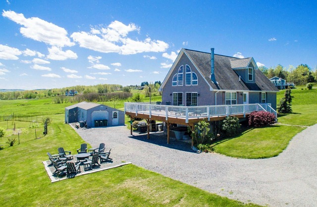 Vineyard with a View: Close to Wineries + Hot Tub!