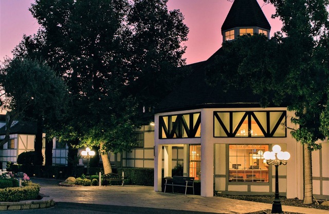 Vinland Hotel and Lounge