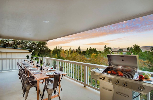 Charming Wine Country Home w / Schöne Mtn Views & Geräumige Deck Deck von AvantStay