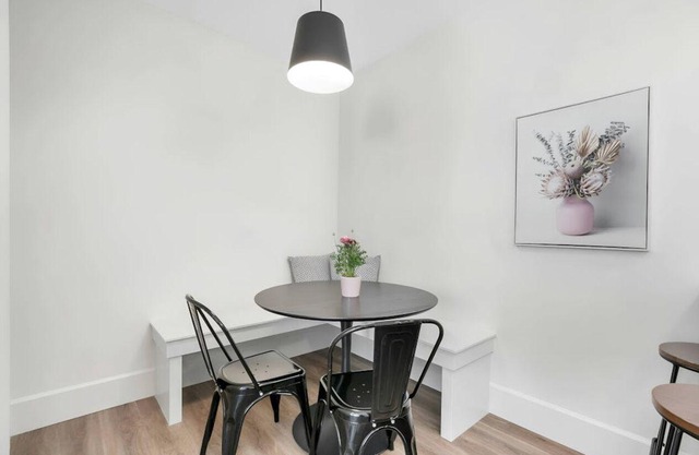 Vino Villa - Brand New 2bd King Bed, Queen Bed, Private Outdoor Space, Lakeview