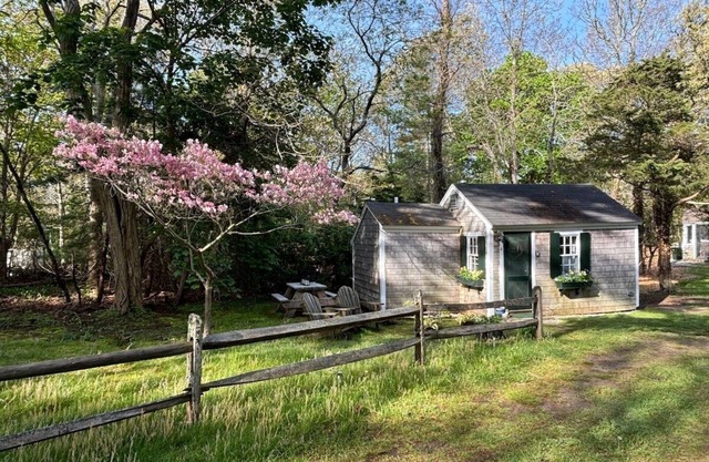 Vintage 1940s Cottage Near Beaches & Trails