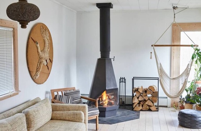 Vintage 3 bedroom rustic farmhouse with indoor fireplace