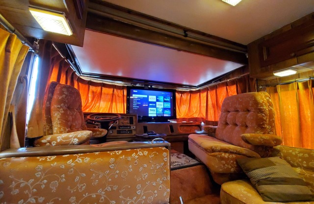Vintage 80's Retro RV Experience, Back to 1985!