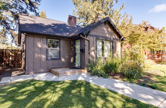 Vintage Awbrey-3 blks to dwntn Bend! Spaß, modern, Fahrr��������der, HOT TUB!