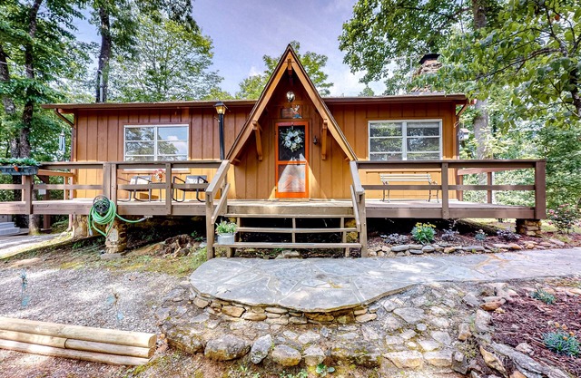 Vintage cabin with lovely mountain views, & W/D - convenient location