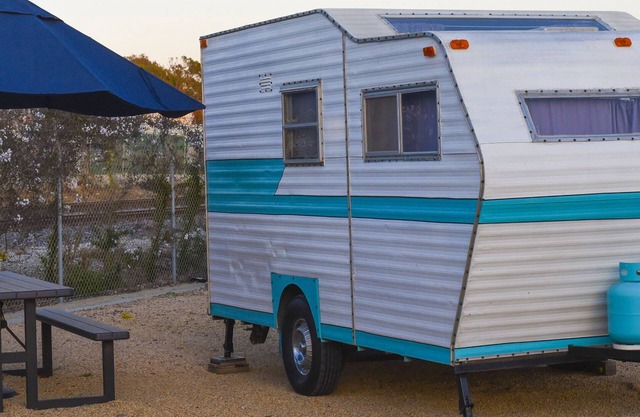 Vintage Camper am Wegpunkt ~ Campingplatz inklusive ~ In der Nähe von Surf Beach & Downtown