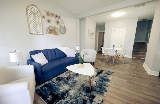 Vintage Charm-Modern Comfort - 2BR Townhome -Near Downtown