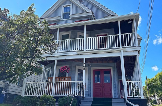 Vintage Charm & Modern Comfort close to restaurants, bars, coffee shops, & parks