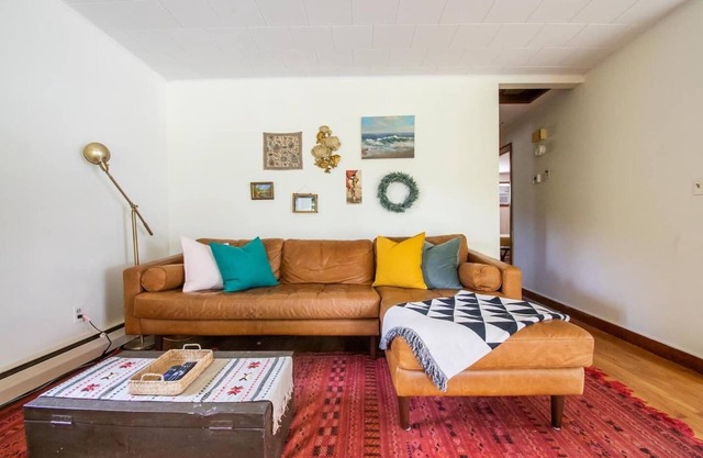 Vintage charm with modern conveniences on the water in Saugerties, NY!