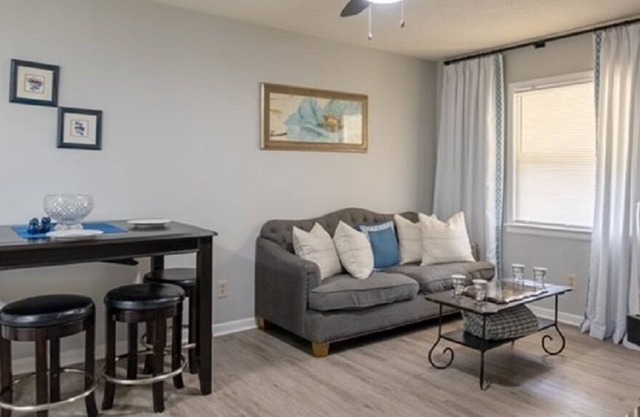"Vintage-Chique meets Pensacola Trendy" 3/1 w/fenced yard, beaches, bases & DT.