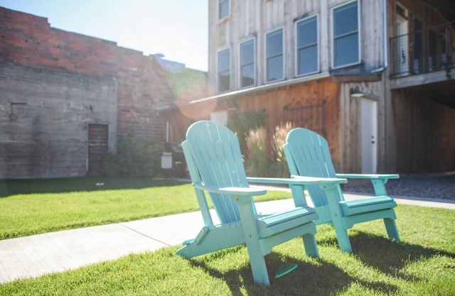 Vintage Condo - The Livingston House: Modern Luxury & Vintage Charm