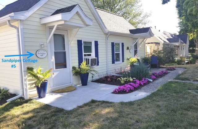 Vintage Cottage 2 Blocks from Ludington Beach