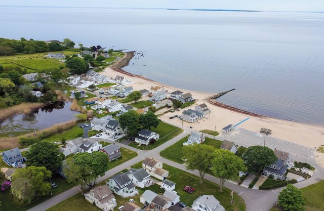 Vintage Cottage by the Sea - Walking Distance to the Beach - Old Lyme