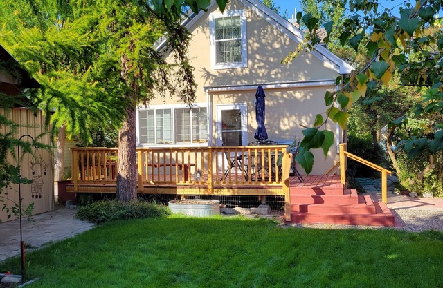 Vintage Cottage Sleeps 8 - Minutes from Baker City Downtown!