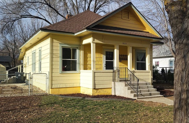 Vintage Covered Patio Home, Heart of Downtown! 200Mbps