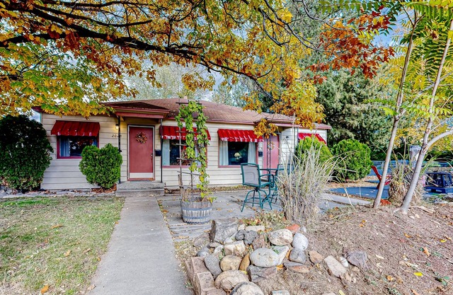 Vintage dog-friendly duplex home close to downtown with W/D