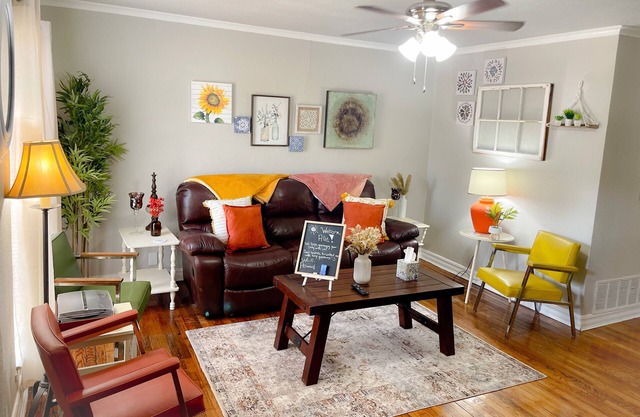 Vintage Eclectic Home~ Central Location~Country Club ~ MSU~ Fire pit