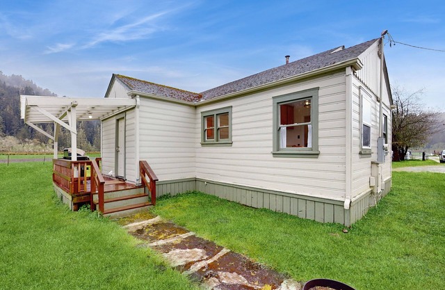 Vintage farmhouse on cattle ranch - 360-degree Redwood Valley views & game room