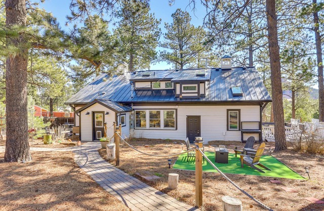 Vintage Farmhouse w/ Hot Tub in Larkspur