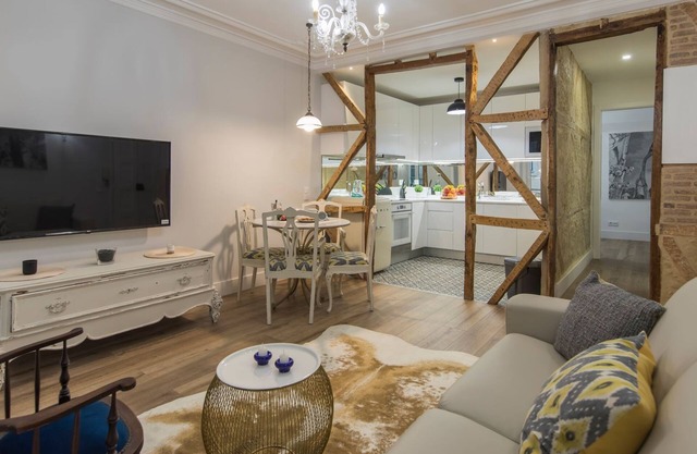 Vintage Flat Near Santa Justa's Lift by LovelyStay