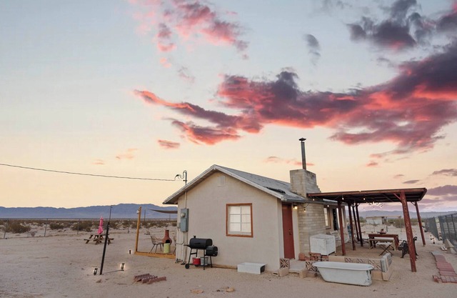 Vintage Joshua Tree Park Gem! Old Dale Ranch Retreat on private 5 acres.